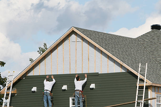 Professional Siding technician working in Richmond, TX